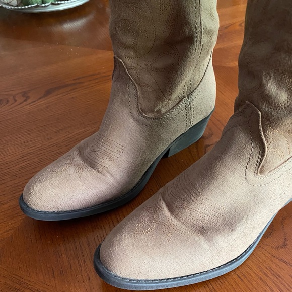 Rampage tan cowboy Boots - Picture 8 of 11